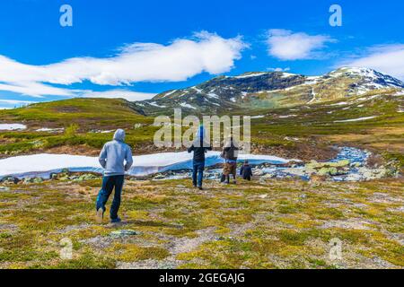 Viken Norwegen 09. Juni 2016 Menschen Wanderer wandern am Fluss entlang an der Landschaft des Vavatn Sees und der Berge in Hemsedal Norwegen. Stockfoto