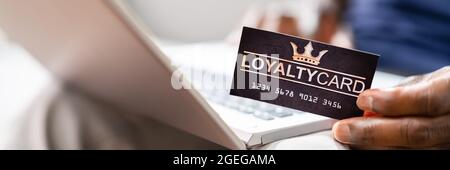 Bonuskarte Für Das Bonusprogramm „Hand Holding Loyalty Rewards“ Stockfoto