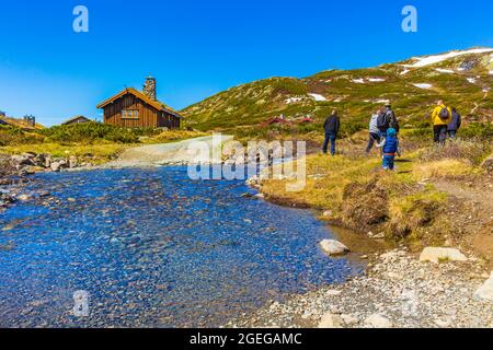 Viken Norwegen 09. Juni 2016 Menschen Wanderer wandern am Fluss entlang an der Landschaft des Vavatn Sees und der Berge in Hemsedal Norwegen. Stockfoto