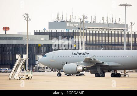Langenhagen, Deutschland. August 2021. Ein Airbus A310 der deutschen Luftwaffe taxis nach der Landung über das Gelände des Flughafens Hannover-Langenhagen. Andere Personen, die aus Afghanistan in Sicherheit gebracht wurden, kamen mit einem Flugzeug an, das aus der usbekischen Hauptstadt Taschkent abgeflogen war. Quelle: Moritz Frankenberg/dpa/Alamy Live News Quelle: dpa picture Alliance/Alamy Live News Stockfoto