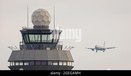 Langenhagen, Deutschland. August 2021. Ein Airbus A310 der deutschen Luftwaffe landet auf dem Flughafen Hannover-Langenhagen. Mehr Menschen, die aus Afghanistan in Sicherheit gebracht wurden, kamen mit einem Flugzeug an, das aus der usbekischen Hauptstadt Taschkent abgeflogen war. Quelle: Moritz Frankenberg/dpa/Alamy Live News Quelle: dpa picture Alliance/Alamy Live News Stockfoto
