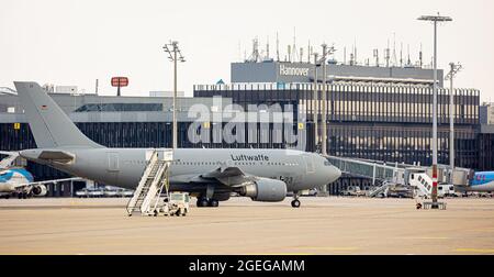 Langenhagen, Deutschland. August 2021. Ein Airbus A310 der deutschen Luftwaffe taxis nach der Landung über das Gelände des Flughafens Hannover-Langenhagen. Andere Personen, die aus Afghanistan in Sicherheit gebracht wurden, kamen mit einem Flugzeug an, das aus der usbekischen Hauptstadt Taschkent abgeflogen war. Quelle: Moritz Frankenberg/dpa/Alamy Live News Quelle: dpa picture Alliance/Alamy Live News Stockfoto