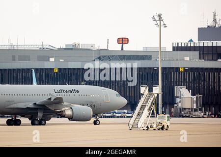 Langenhagen, Deutschland. August 2021. Ein Airbus A310 der deutschen Luftwaffe taxis nach der Landung über das Gelände des Flughafens Hannover-Langenhagen. Andere Personen, die aus Afghanistan in Sicherheit gebracht wurden, kamen mit einem Flugzeug an, das aus der usbekischen Hauptstadt Taschkent abgeflogen war. Quelle: Moritz Frankenberg/dpa/Alamy Live News Quelle: dpa picture Alliance/Alamy Live News Stockfoto