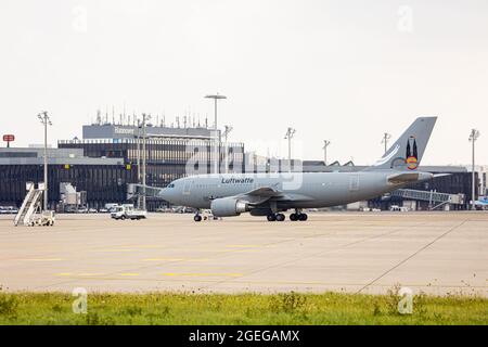 Langenhagen, Deutschland. August 2021. Ein Airbus A310 der deutschen Luftwaffe taxis nach der Landung über das Gelände des Flughafens Hannover-Langenhagen. Andere Personen, die aus Afghanistan in Sicherheit gebracht wurden, kamen mit einem Flugzeug an, das aus der usbekischen Hauptstadt Taschkent abgeflogen war. Quelle: Moritz Frankenberg/dpa/Alamy Live News Quelle: dpa picture Alliance/Alamy Live News Stockfoto