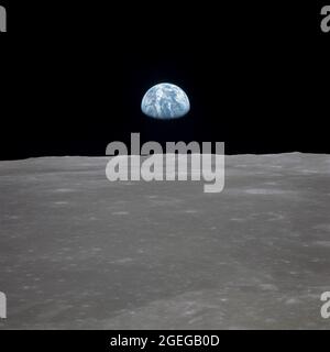 Blick auf Mond des Körpers mit der Erde am Horizont, Mare Smythii Region. Der Erde steigen. Dieses Bild wurde vor der Trennung des LM und der Befehl Modul während der Apollo 11 Mission übernommen. Original film Magazin wurde V. Film Typ: S 0-368 Farbe mit einem 250 mm-Objektiv aufgenommen. Ungefähre foto Maßstab 1:1,3 Millionen. Wichtigste Latitude war 3 Nord, Längengrad 85 Osten. Foward Überschneidung ist 90%. Sun Winkel ist Hoch. Ungefähre Neigung beträgt 65 Grad, Maximum ist 69. Kippen Richtung Westen (W). Stockfoto