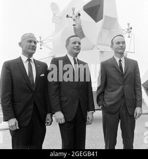 (10. Januar 1969) --- Diese drei Astronauten wurden von der NASA zur Hauptmannschaft der Apollo 11 Mondlandemission ausgewählt. Von links nach rechts sind Edwin E. Aldrin Jr., Pilot des Mondmoduls; Neil A. Armstrong, Kommandant; und Michael Collins, Kommandomodul Pilot. Sie werden vor einem Mondmodul-Modell neben Gebäude 1 nach einer Pressekonferenz im MSC Auditorium fotografiert Stockfoto