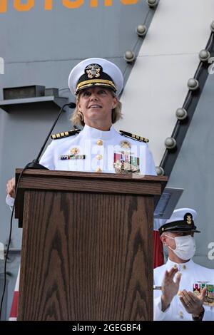 San Diego, Usa. August 2021. Die US Navy Capt. Amy Bauernschmidt, neue Kommandooffizierin des Flugzeugträgers USS Abraham Lincoln, spricht Matrosen während einer Befehlswechselzeremonie auf dem Flugdeck am 19. August 2021 in San Diego, Kalifornien, an. Bauernschmidt wird die erste Frau, die einen nuklearbetriebenen Flugzeugträger in der amerikanischen Geschichte befehligen wird. Quelle: Planetpix/Alamy Live News Stockfoto