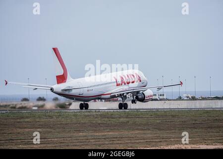 ALICANTE, SPANIEN - 17. Aug 2021: Weißes Flugzeug mit roten Buchstaben der Ryanair-Gesellschaft und der Lauda-Serigraphie, das auf der Runwa des Flughafens von Alicante abfliegt Stockfoto