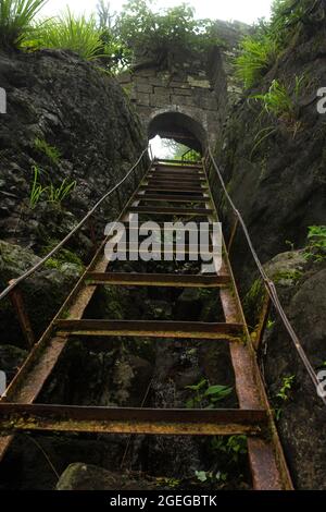 Eiserne Treppe für das Trekking zum Kavnai Fort, Nashik, Maharashtra, Indien. Stockfoto