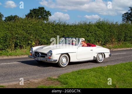 Vorderansicht eines Mercedes-BENZ 190 weiß Cabriolet Oldtimer Retro-Fahrerauto der 60er Jahre Stockfoto