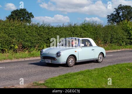 Vorderansicht eines Oldtimer-Oldtimer-Oldtimer-Oldtimer-Cabriolets von Nissan figaro Stockfoto