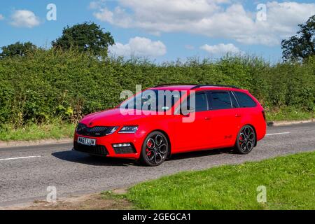 Eine Vorderansicht des roten Benziner Estate Skoda Octavia VRS 245 TSI Oldtimer Oldtimer Retro-Fahrer-Fahrzeug Automobil Stockfoto