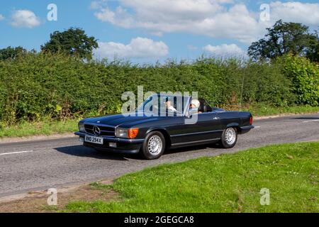 Eine Vorderansicht der 80er Jahre Benzin Schwarz Mercedes 280 SL Roadster Vintage Oldtimer Retro-Fahrer-Fahrzeug Automobil Stockfoto