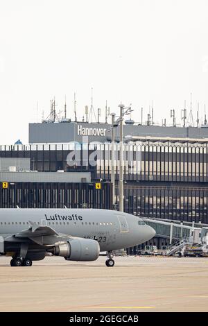 Langenhagen, Deutschland. August 2021. Ein Airbus A310 der deutschen Luftwaffe taxis nach der Landung über das Gelände des Flughafens Hannover-Langenhagen. Andere Personen, die aus Afghanistan in Sicherheit gebracht wurden, kamen mit einem Flugzeug an, das aus der usbekischen Hauptstadt Taschkent abgeflogen war. Quelle: Moritz Frankenberg/dpa/Alamy Live News Quelle: dpa picture Alliance/Alamy Live News Stockfoto
