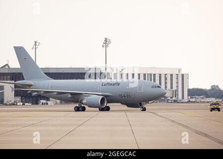 Langenhagen, Deutschland. August 2021. Ein Airbus A310 der deutschen Luftwaffe taxis nach der Landung über das Gelände des Flughafens Hannover-Langenhagen. Andere Personen, die aus Afghanistan in Sicherheit gebracht wurden, kamen mit einem Flugzeug an, das aus der usbekischen Hauptstadt Taschkent abgeflogen war. Quelle: Moritz Frankenberg/dpa/Alamy Live News Quelle: dpa picture Alliance/Alamy Live News Stockfoto