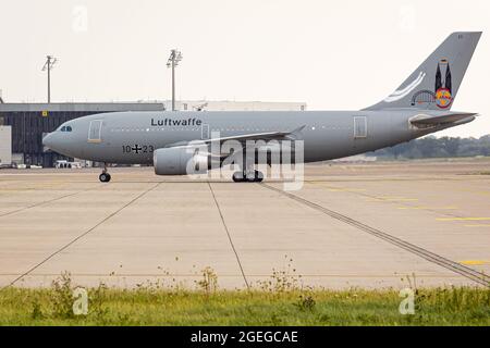 Langenhagen, Deutschland. August 2021. Ein Airbus A310 der deutschen Luftwaffe taxis nach der Landung über das Gelände des Flughafens Hannover-Langenhagen. Andere Personen, die aus Afghanistan in Sicherheit gebracht wurden, kamen mit einem Flugzeug an, das aus der usbekischen Hauptstadt Taschkent abgeflogen war. Quelle: Moritz Frankenberg/dpa/Alamy Live News Quelle: dpa picture Alliance/Alamy Live News Stockfoto
