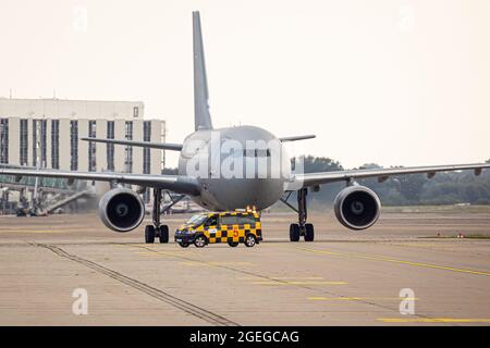 Langenhagen, Deutschland. August 2021. Ein Airbus A310 der deutschen Luftwaffe taxis nach der Landung über das Gelände des Flughafens Hannover-Langenhagen. Andere Personen, die aus Afghanistan in Sicherheit gebracht wurden, kamen mit einem Flugzeug an, das aus der usbekischen Hauptstadt Taschkent abgeflogen war. Quelle: Moritz Frankenberg/dpa/Alamy Live News Quelle: dpa picture Alliance/Alamy Live News Stockfoto
