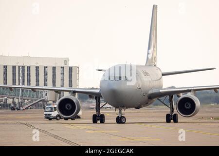 Langenhagen, Deutschland. August 2021. Ein Airbus A310 der deutschen Luftwaffe taxis nach der Landung über das Gelände des Flughafens Hannover-Langenhagen. Andere Personen, die aus Afghanistan in Sicherheit gebracht wurden, kamen mit einem Flugzeug an, das aus der usbekischen Hauptstadt Taschkent abgeflogen war. Quelle: Moritz Frankenberg/dpa/Alamy Live News Quelle: dpa picture Alliance/Alamy Live News Stockfoto