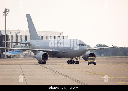 Langenhagen, Deutschland. August 2021. Ein Airbus A310 der deutschen Luftwaffe taxis nach der Landung über das Gelände des Flughafens Hannover-Langenhagen. Andere Personen, die aus Afghanistan in Sicherheit gebracht wurden, kamen mit einem Flugzeug an, das aus der usbekischen Hauptstadt Taschkent abgeflogen war. Quelle: Moritz Frankenberg/dpa/Alamy Live News Quelle: dpa picture Alliance/Alamy Live News Stockfoto