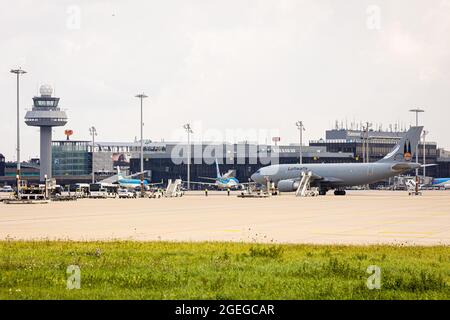 Langenhagen, Deutschland. August 2021. Auf dem Gelände des Flughafens Hannover-Langenhagen steht nach der Landung ein Airbus A310 der deutschen Luftwaffe. Andere Personen, die aus Afghanistan in Sicherheit gebracht wurden, kamen mit einem Flugzeug an, das aus der usbekischen Hauptstadt Taschkent abgeflogen war. Quelle: Moritz Frankenberg/dpa/Alamy Live News Quelle: dpa picture Alliance/Alamy Live News Stockfoto