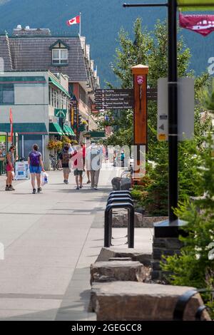 Blick auf Touristen auf der Straße der Banff Avenue in Alberta. Stockfoto