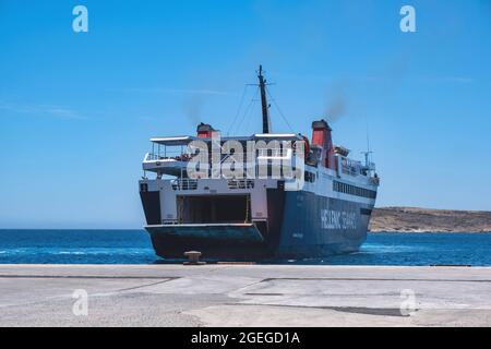 Kimolos Insel, Kykladen, Griechenland. Mai 18 2021. Fähre nach Psathi, dem Inselhafen der Kykladen. Sommerurlaub Entspannung Tourismus. Stockfoto