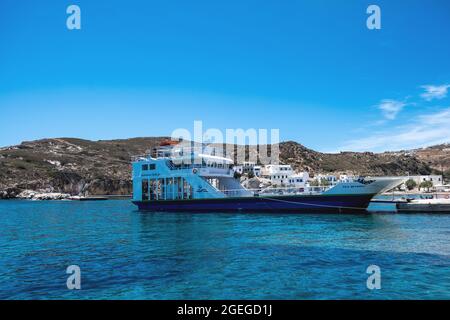 Kimolos Insel, Kykladen, Griechenland. Mai 18 2021. Die Fähre legte in Psathi, dem Inselhafen der Kykladen, an. Sommerurlaub Entspannung Tourismus. Stockfoto