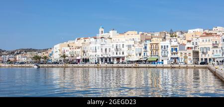 Syros, Kykladen, Griechenland. 27.Mai 2021. Stadtbild von Ermoupolis, Gebäude am Wasser an der Küste, Blick vom Meer. Sonniger Sommertag, blaue s Stockfoto