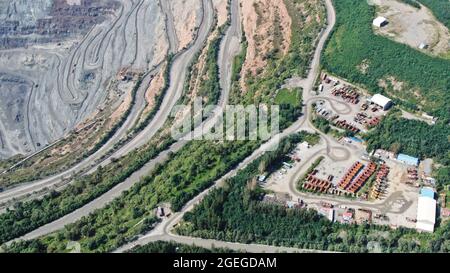 Shenyang. August 2021. Luftaufnahme vom 19. August 2021 zeigt eine Ansicht der Dagushan Eisenmine von Ansteel in der Stadt Anshan, nordöstlich der chinesischen Provinz Liaoning. Quelle: Yang Qing/Xinhua/Alamy Live News Stockfoto