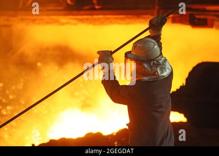 Shenyang, Chinas Provinz Liaoning. August 2021. Ein Arbeiter arbeitet in einer Werkstatt von Ansteel in der Stadt Anshan, nordöstlich der Provinz Liaoning, 19. August 2021. Quelle: Yang Qing/Xinhua/Alamy Live News Stockfoto