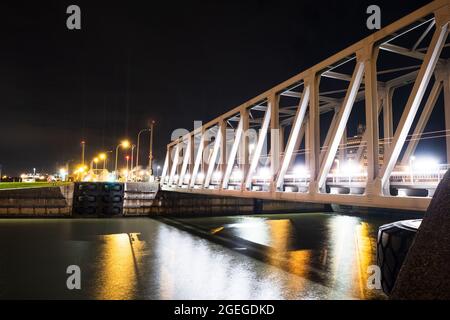 Nachtansicht der beleuchteten Brücke über dem Fluss Schelde in Antwerpen, Belgien. Hochwertige Fotos Stockfoto