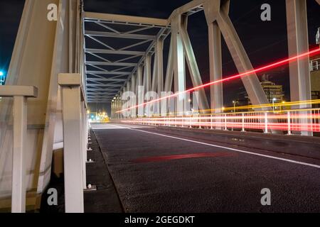 Nachtansicht der beleuchteten Brücke über dem Fluss Schelde in Antwerpen, Belgien. Hochwertige Fotos Stockfoto