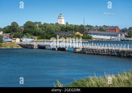 Ansichten der Insel ISO Mustaari in Suomenlinna mit der Suomenlinna-Kirche im Hintergrund - Helsinki, Finnland Stockfoto