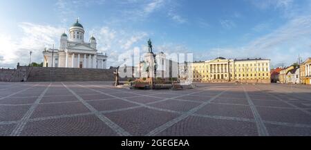 Panoramablick auf den Senatsplatz mit der Kathedrale von Helsinki, dem Regierungspalast und der Statue von Alexander II. - Helsinki, Finnland Stockfoto