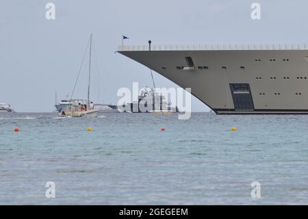 PORTO CERVO, ITALIEN - 24. Aug 2018: Ein Feuerwehrhubschrauber auf der Maxi-Yacht Dilbar Stockfoto