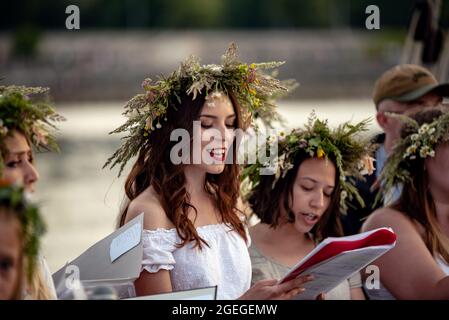 Warschau, Polen, 2021. Juni: Die Belarussen feiern die Kupala-Nacht, den traditionellen slawischen Feiertag, indem sie in einem Chor singen und Blumenkränze tragen. Midsum Stockfoto