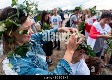 Warschau, Polen, 2021. Juni: Die Belarussen feiern die Kupala-Nacht, den traditionellen slawischen Feiertag. Blumenkopfkränze machen und tragen. Mittsommervolk Stockfoto