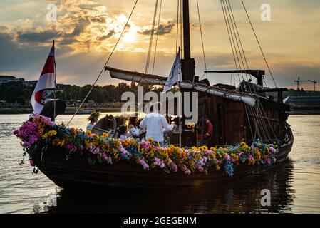 Warschau, Polen, 2021. Juni: Die Belarussen feiern die Kupala-Nacht auf der Weichsel, einen traditionellen slawischen Feiertag. Weißrussischer Chor auf dem Boot während mi Stockfoto