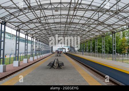 Ukraine, Kiew - 3. August 2021: Leerer Bahnhof Ukrzaliznyzsia im Flughafen Boryspil. Bahnhof. Ukrainische Reisen. Ohne Menschen Stockfoto