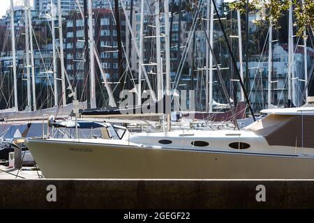 Sydney, Australien. Freitag, 20. August 2021. Allgemeiner Blick auf die am Hafen von Sydney im Rushcutters Bay Park verankerten Segelyachten. Der Lockdown von Sydney wurde bis zum 30. September im Großraum Sydney verlängert, da die Zahlen der COVID-19 Delta-Strain-Case-Fälle weiter steigen. Gesichtsmasken sind jetzt im Freien in ganz NSW obligatorisch, es sei denn, sie trainieren. Quelle: Paul Lovelace/Alamy Live News Stockfoto