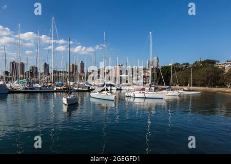 Sydney, Australien. Freitag, 20. August 2021. Allgemeiner Blick auf die am Hafen von Sydney im Rushcutters Bay Park verankerten Segelyachten. Der Lockdown von Sydney wurde bis zum 30. September im Großraum Sydney verlängert, da die Zahlen der COVID-19 Delta-Strain-Case-Fälle weiter steigen. Gesichtsmasken sind jetzt im Freien in ganz NSW obligatorisch, es sei denn, sie trainieren. Quelle: Paul Lovelace/Alamy Live News Stockfoto