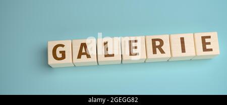 Webbanner 'Galerie' - das deutsche Wort Galerie (Galerie) wurde aus Buchstaben auf Holzwürfeln für die Verwendung als Webbanner gebaut. Stockfoto