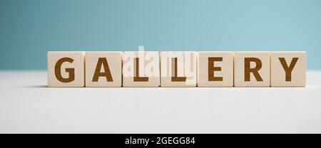 Webbanner „Galerie“ - die Wortgalerie, die aus Buchstaben auf Holzwürfeln für die Verwendung als Webbanner gebaut wurde. Stockfoto