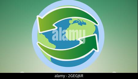Zusammensetzung der Recycling-Pfeile Logo über Globus auf grünem Hintergrund Stockfoto