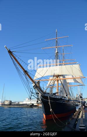 Landschaftlich reizvoller Blick auf Star of India das älteste aktive Segelschiff der Welt ein historisches Wahrzeichen Kaliforniens, das am Hafen von San Diego, Kalifornien, USA, angedockt ist. Stockfoto