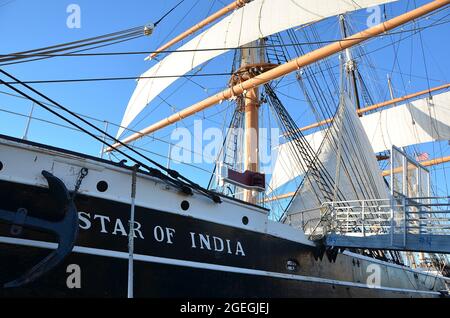 Landschaftlich reizvoller Blick auf Star of India das älteste aktive Segelschiff der Welt ein historisches Wahrzeichen Kaliforniens, das am Hafen von San Diego, Kalifornien, USA, angedockt ist. Stockfoto