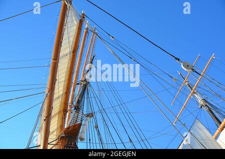 Segelansicht des Star of India das älteste aktive Segelschiff der Welt ein historisches Wahrzeichen Kaliforniens, das am Hafen von San Diego, Kalifornien, USA, angedockt ist. Stockfoto