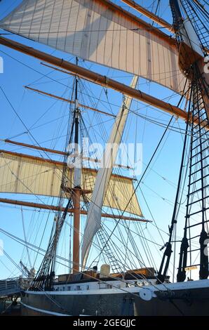 Landschaftlich reizvoller Blick auf Star of India das älteste aktive Segelschiff der Welt ein historisches Wahrzeichen Kaliforniens, das am Hafen von San Diego, Kalifornien, USA, angedockt ist. Stockfoto