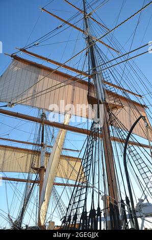 Segelansicht des Star of India das älteste aktive Segelschiff der Welt ein historisches Wahrzeichen Kaliforniens, das am Hafen von San Diego, Kalifornien, USA, angedockt ist. Stockfoto