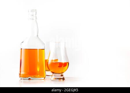 Scotch Whiskey in Spezialgläsern und Flasche, weißer Hintergrund mit negativem Raum Stockfoto